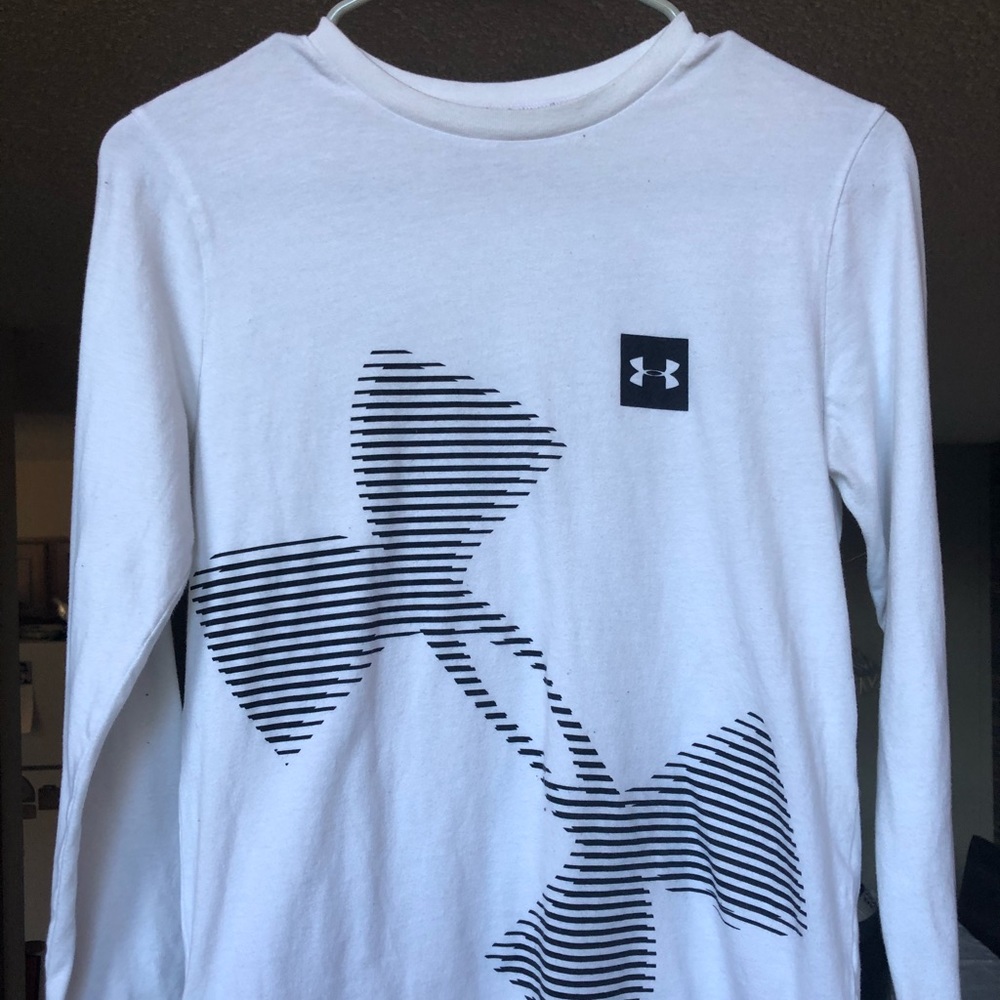 🧚‍♀️White Under Armour Long Sleeved Shirt🧚‍♀️